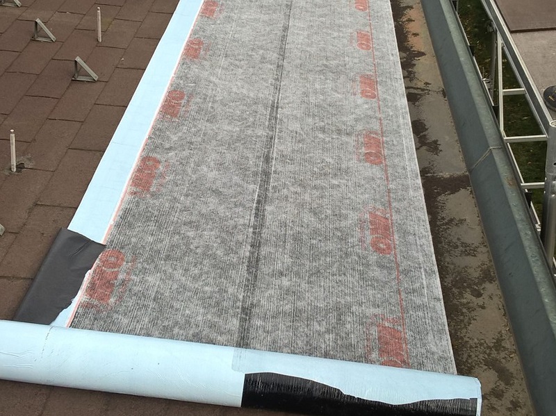 mājas jumta celšana darbi jumta apakšklājs brūns noklāšana montāža